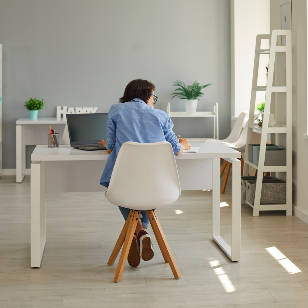 Pros and Cons of Using AI to Write Social Media Copies